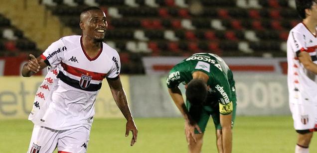 Jeferson vive noite iluminada pelo Botafogo-SP