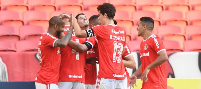 Muita festa para o primeiro gol de Praxedes como profissional