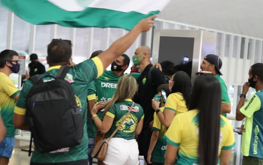 Torcida apoia Cuiabá no embarque para “decisão” contra a Ponte. FOTOS!