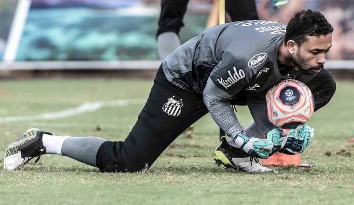Por gancho e covid-19, Santos terá troca no gol e chance a goleiro após 5 meses