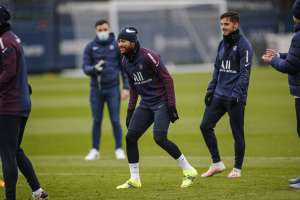 Após quase um mês afastado por causa de lesão, Neymar volta aos treinos do PSG