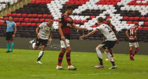 Meia do Ceará dedica gol para o filho na vitória sobre o Flamengo
