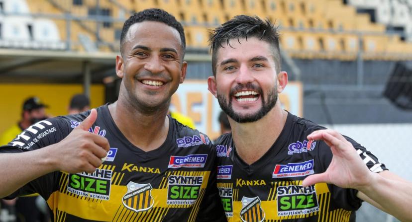 Guilherme Queiroz (dir.) ao lado do meia Pereira (Foto: Lucas Valéo/Novorizontino)