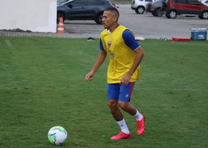 Flagrado em festa, meia do Fortaleza é afastado por tempo indeterminado