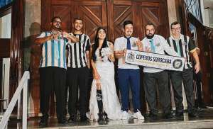 Torcedora customiza vestido de noiva com símbolo do Santos e casa de chuteira