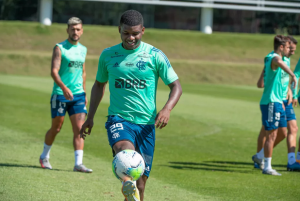 Flamengo faz exigência a clube japonês e destino de atacante segue indefinido