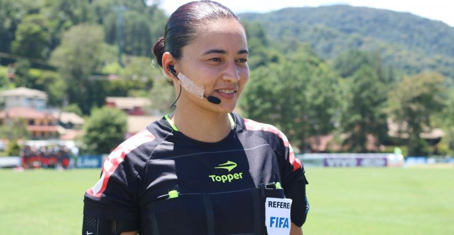 Rumo ao Mundial, árbitra brasileira pede: ‘Não temos de ser tratadas por gênero’
