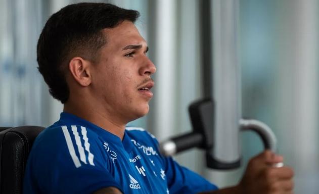 Titular com Felipão, volante entra na Justiça para rescindir com o Cruzeiro