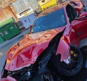 Funcionário de lava-rápido faz lambança e bate Ferrari de goleiro. VEJA FOTO!