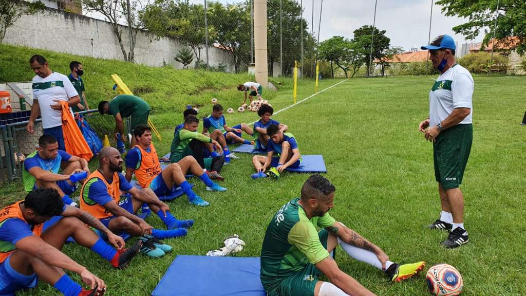 Paulo Roberto conversa com elenco do Santo André