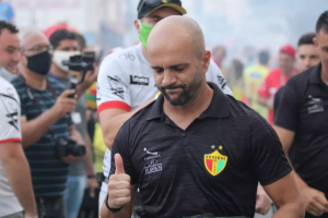 Série C: Após acesso, treinador do Brusque cai às lágrimas e agradece elenco