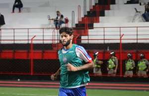 Jogador do Bahia é cobrado em live e perde a paciência com torcedor