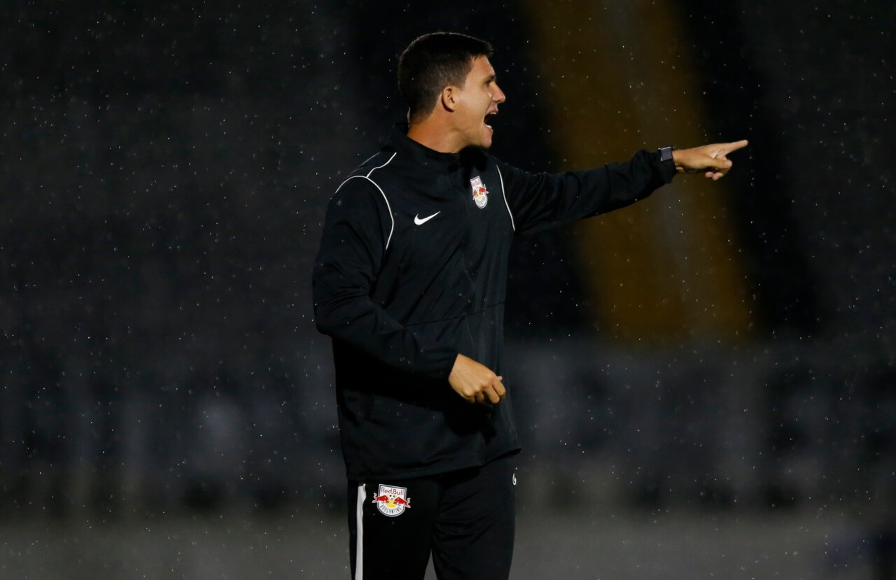 Treinador do Red Bull Bragantino critica arbitragem por pênalti e acréscimos