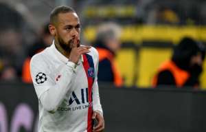 Neymar fala sobre foto com Marquezine e revela estar namorando