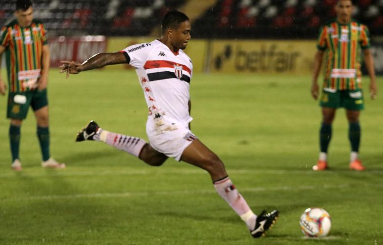 Um dos gols do Botafogo foi de pênalti