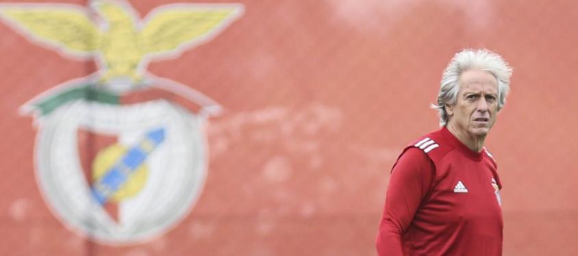 Jorge Jesus cutuca ex-Corinthians: “No chão o tempo todo”