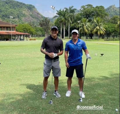 Atacante do Vasco publica foto ao lado de ex-jogador praticando golfe