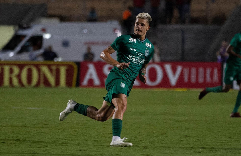 Meia do Guarani coloca shorts do Santos e mostra torcida por vaga na Libertadores