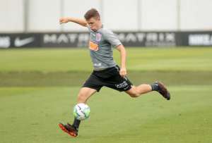 Lateral passa por cirurgia e volta ao Corinthians em 6 semanas