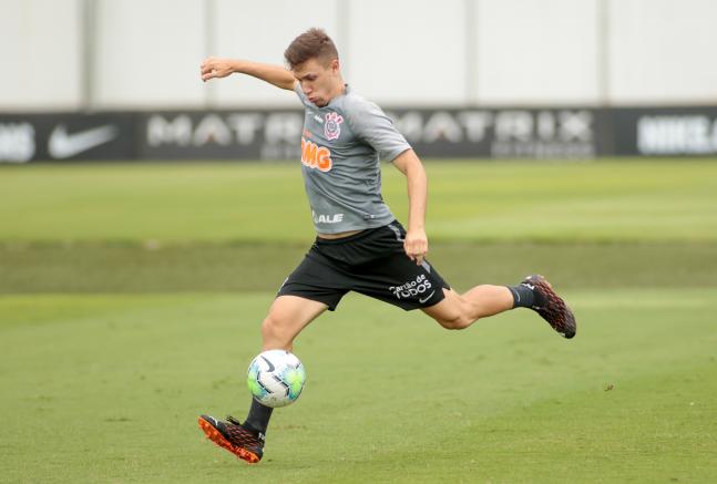 Lateral passa por cirurgia e volta ao Corinthians em 6 semanas