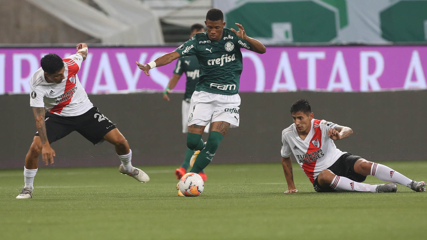 Conmebol divulga áudios do VAR de jogo entre Palmeiras e River Plate