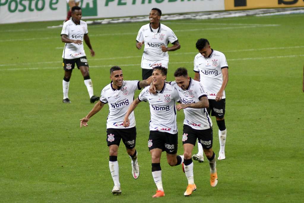 Corinthians goleia Fluminense no fechamento da 29ª rodada do BR