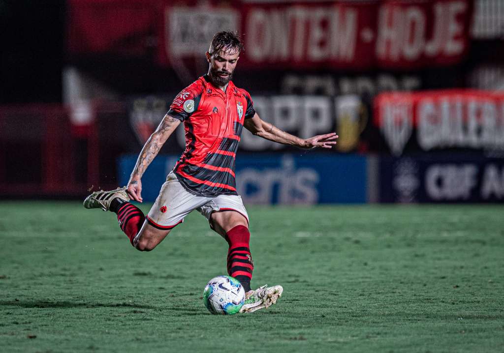 No retorno, Atlético-GO vence clássico contra o Goiás e garante liderança