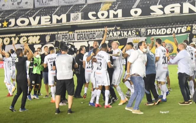 Assista aos bastidores da festa do Santos no vestiário após classificação