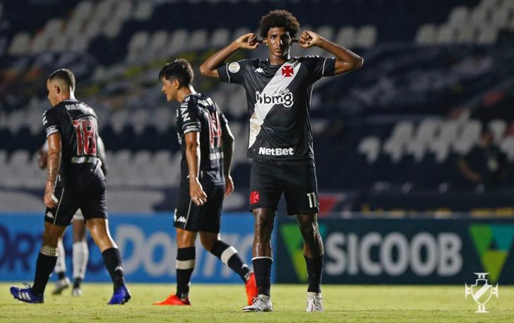 Atacante do Vasco comemora gol no clássico e projeta duelo com o Coritiba