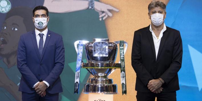 Abel Ferreira e Renato Gaúcho no sorteio na CBF. Foto: Lucas Figueiredo - CBF