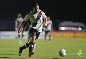 Após ter empréstimo renovado, Benítez se declara ao Vasco: 'Um torcedor a mais'