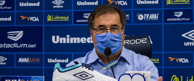 Marco Aurélio Cunha garante que Avaí terá mudanças após a Série B: “enxugar e construir”