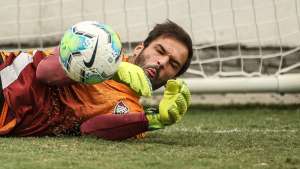 Após sofrer concussão, goleiro do Flu tem lesões neurológicas descartadas