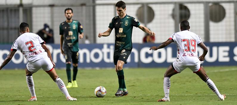 América-MG esteve desconcentrado e quase perdeu em casa