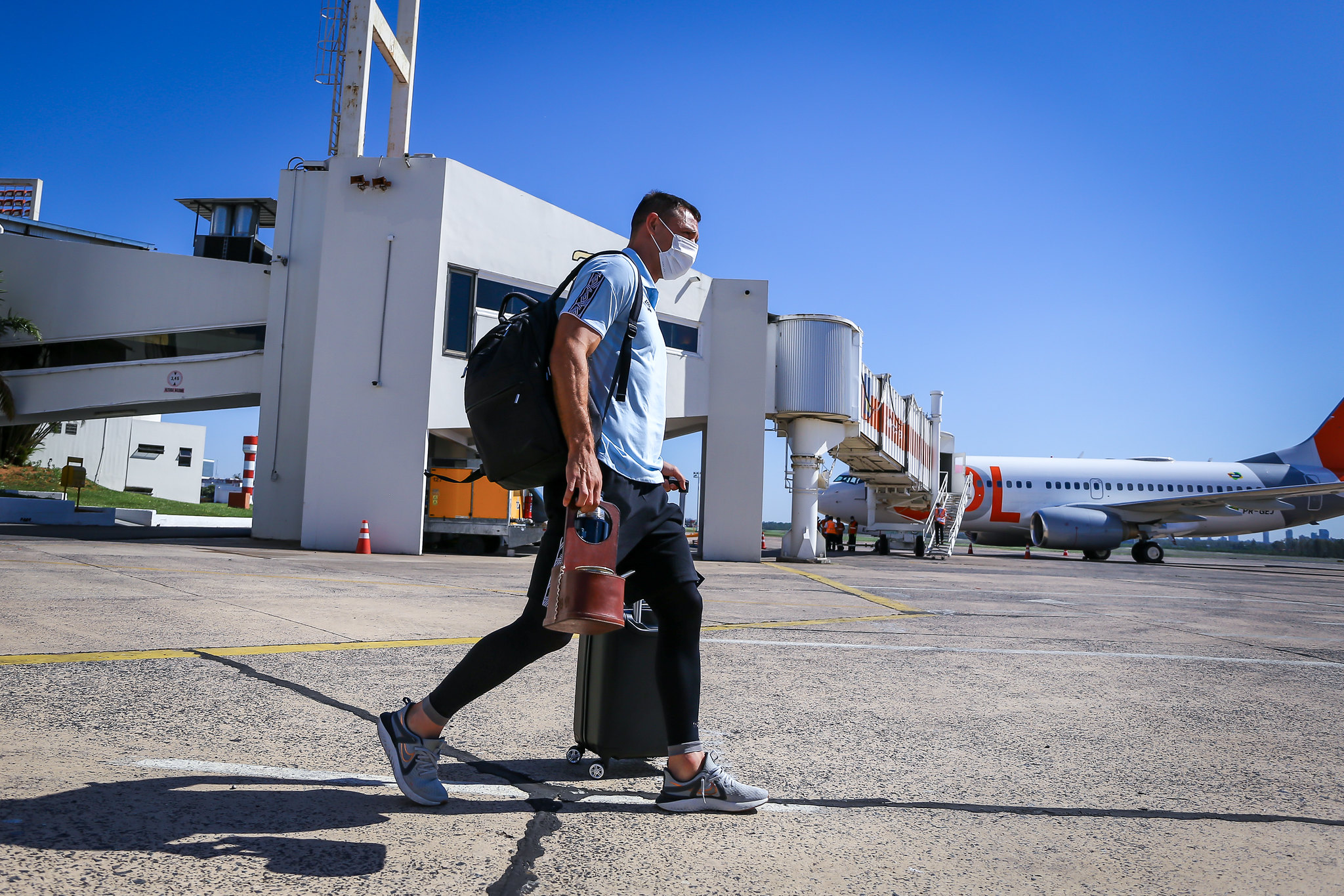 Avião com delegação do Grêmio arremete por conta de temporal durante retorno ao RS