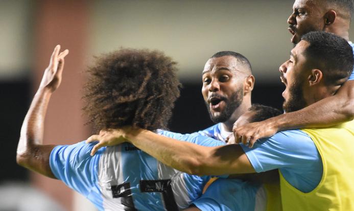 Londrina comemora gol contra que valeu acesso