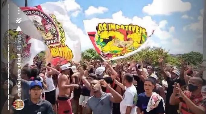 Série B: Organizada do Vitória faz ‘enterro simbólico’ de presidente e dirigentes