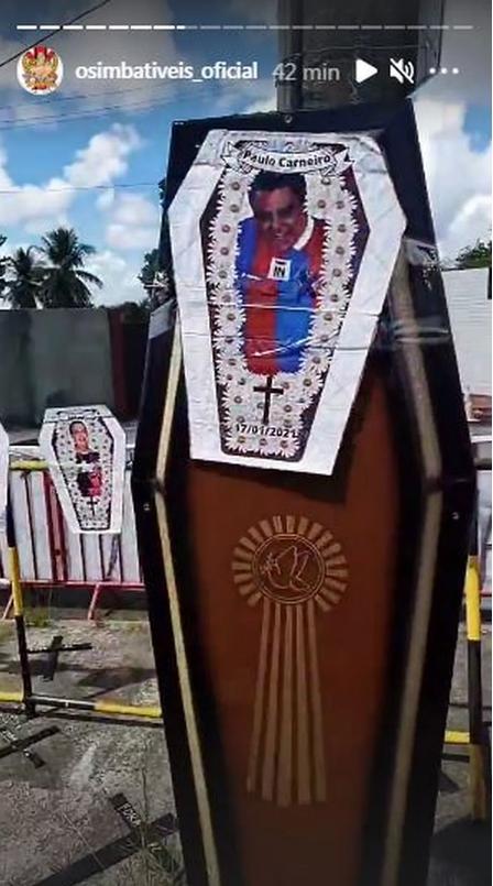 Enterro simbólico teve caixão com o rosto do presidente Paulo Carneiro