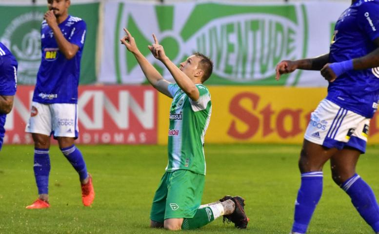 Rafael Grampola marcou gol de pênalti.