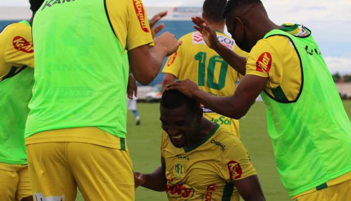 TAPINHA GOSTOSO: Após gol, comemoração do Mirassol com tapinhas na cabeça