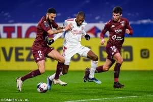 FRANCÊS: Lyon perde para o Metz, deixa ponta escapar para o PSG e cai para 3º