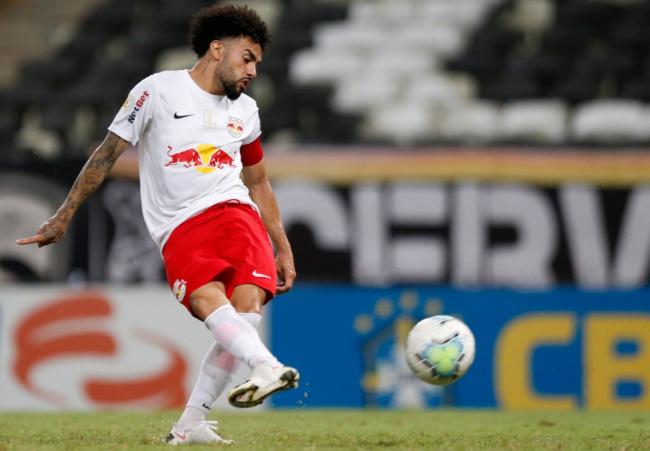 Claudinho marcou os dois gols de pênalti do Braga