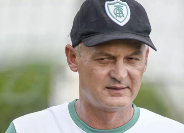 Série B: Lisca se defende dentro do “busão”, mas é suspenso por dois jogos