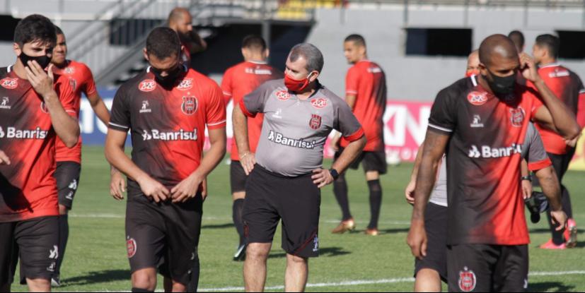 Antes de pegar o líder, Tencati dispara contra jogadores e empresários