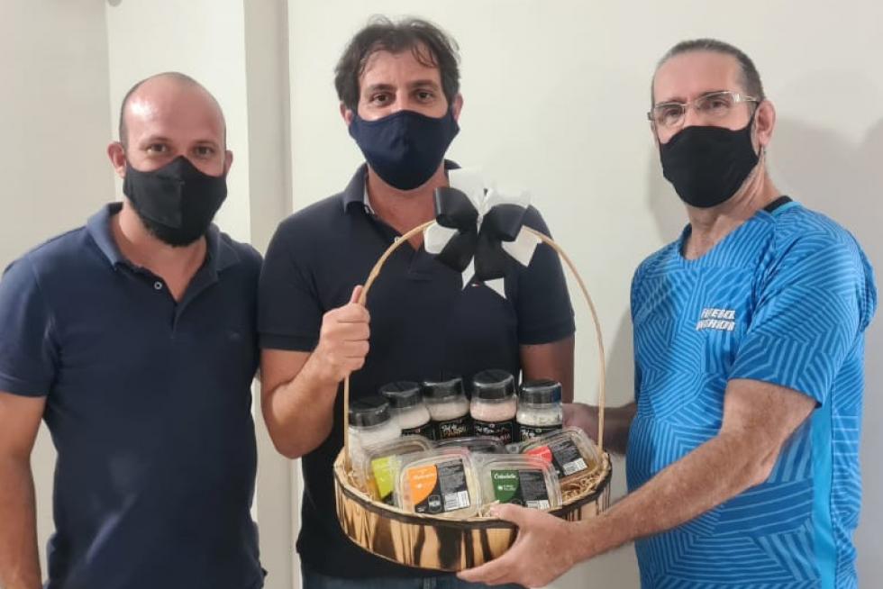 Rádio FI entrega prêmios do sorteio realizado no Dérbi 198