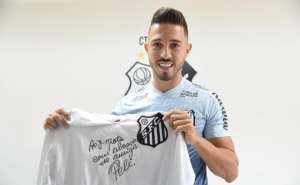 Jean Mota ganha camisa assinada por Pelé após completar 200 jogos pelo Santos