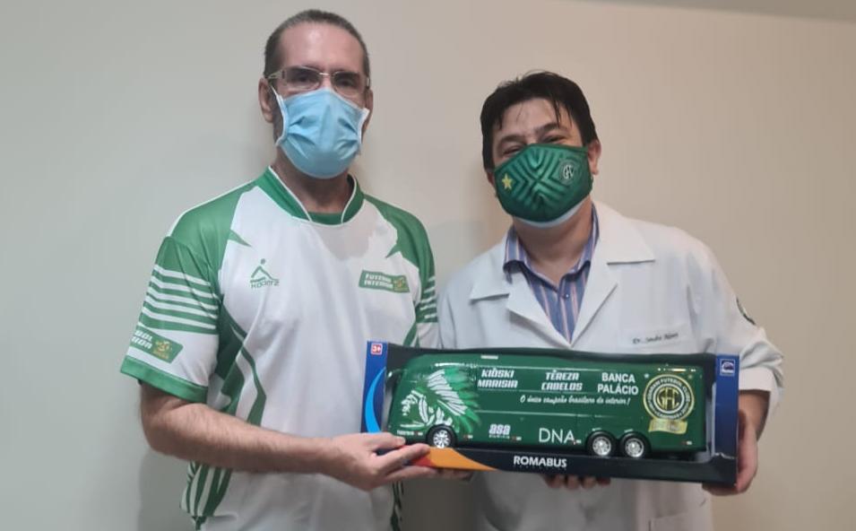 Nosso ouvinte, Dr. Sandro Nunes, recebendo das mãos do âncora da Rádio FI a maquete do Flecha Verde