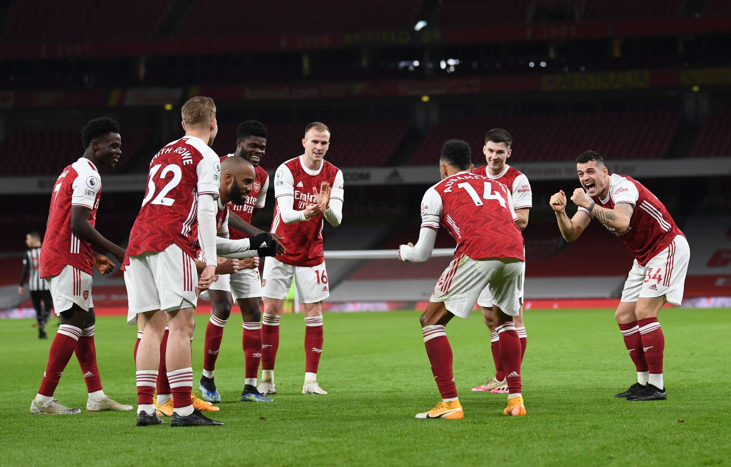 INGLÊS: Aubameyang faz 2 e Arsenal vence Newcastle em dia de marca histórica para Willian
