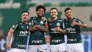 Palmeiras 4 x 0 Corinthians - Verdão massacra rival e entra na briga pelo título