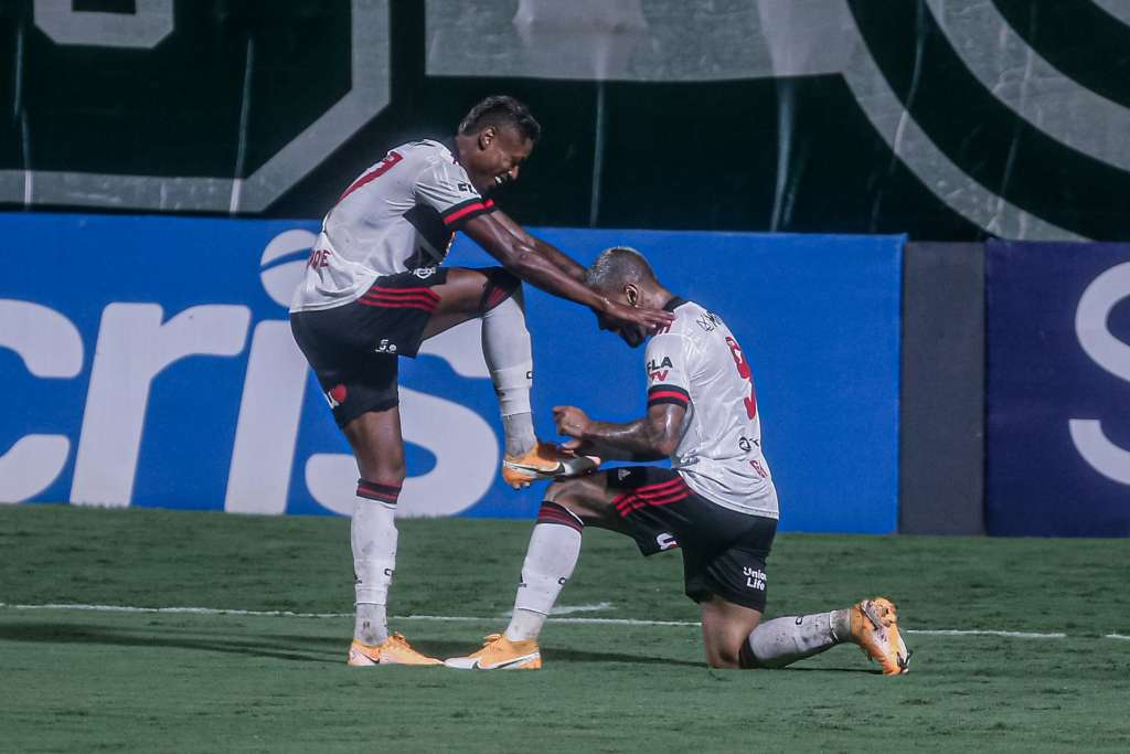 Flamengo vence Goiás na 30ª rodada do Brasileirão e segue sonhando
